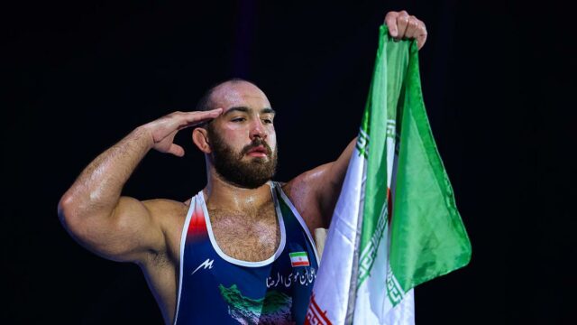 Em tempos de guerra no Irã, Amir Hossein Zare inspira otimismo com o ouro do wrestling
