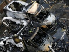 Embaixada dos EUA em Londres alerta para ‘exercer maior cautela’ perto de locais judaicos no Reino Unido e na Europa após ataques anti-semitas Três ambulâncias carbonizadas e destruídas pertencentes à Hatzola, uma organização comunitária judaica, estão num estacionamento.