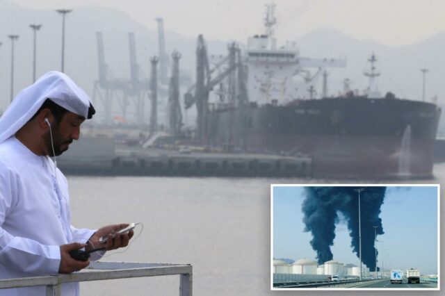 A fumaça sobe da zona da indústria petrolífera de Fujairah devido a detritos de interceptação de drones.