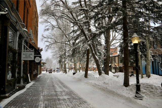 Emitidos avisos de neve, gelo, vento e chuva congelante - Emitidos avisos de neve, gelo, vento e chuva congelante - 'Evite viajar'