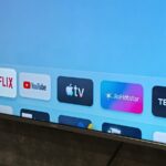 Dois controles remotos de streaming próximos um do outro em uma mesa.
