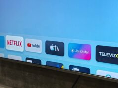 Encontrei um iniciador de Android TV que funciona melhor que o do Google Dois controles remotos de streaming próximos um do outro em uma mesa.