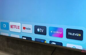 Encontrei um iniciador de Android TV que funciona melhor que o do Google Dois controles remotos de streaming próximos um do outro em uma mesa.