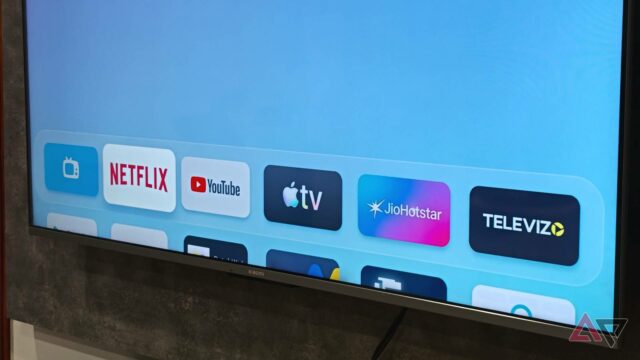 Dois controles remotos de streaming próximos um do outro em uma mesa.