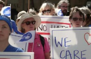 Enfermeiras e parteiras ‘subvalorizadas’ de NSW receberam grande acordo salarial A Associação de Enfermeiras e Parteiras de NSW (NSWNMA) realizou um protesto em frente ao parlamento de NSW