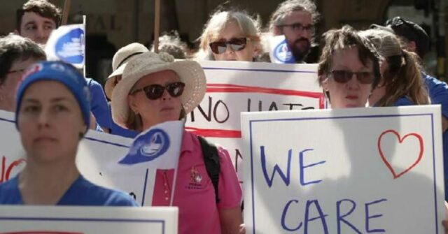 Enfermeiras e parteiras 'subvalorizadas' de NSW receberam grande acordo salarial A Associação de Enfermeiras e Parteiras de NSW (NSWNMA) realizou um protesto em frente ao parlamento de NSW