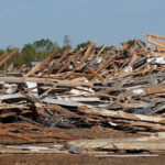 Alonzo Adams/AP - FOTO: Uma casa destruída em Enid, Oklahoma, 24 de abril de 2026, após um tornado que atingiu Oklahoma em 23 de abril.