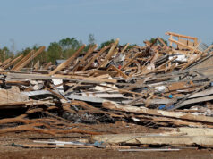 Enid, Oklahoma, avalia os danos após um enorme tornado devastar a cidade Alonzo Adams/AP - FOTO: Uma casa destruída em Enid, Oklahoma, 24 de abril de 2026, após um tornado que atingiu Oklahoma em 23 de abril.