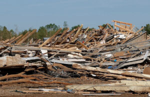 Enid, Oklahoma, avalia os danos após um enorme tornado devastar a cidade Alonzo Adams/AP - FOTO: Uma casa destruída em Enid, Oklahoma, 24 de abril de 2026, após um tornado que atingiu Oklahoma em 23 de abril.
