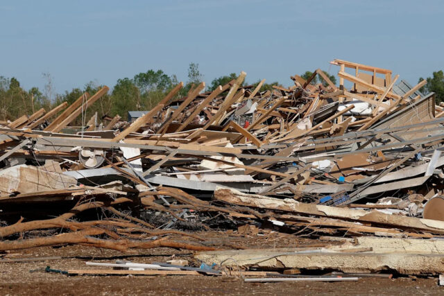 Alonzo Adams/AP - FOTO: Uma casa destruída em Enid, Oklahoma, 24 de abril de 2026, após um tornado que atingiu Oklahoma em 23 de abril.
