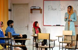 Enquanto Trump lança terror sobre o Irã, ‘Inglês’, vencedor do Pulitzer de Sanaz Toossi, tem sua estreia em Los Angeles Enquanto Trump lança terror sobre o Irã, 'Inglês', vencedor do Pulitzer de Sanaz Toossi, tem sua estreia em Los Angeles