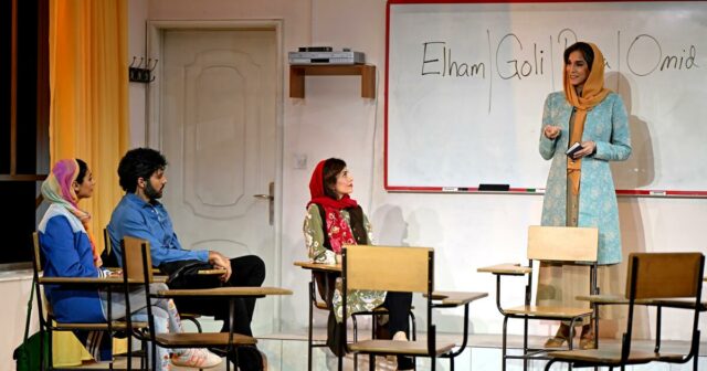 Enquanto Trump lança terror sobre o Irã, 'Inglês', vencedor do Pulitzer de Sanaz Toossi, tem sua estreia em Los Angeles
