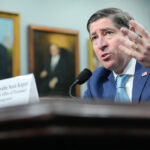 A secretária de imprensa da Casa Branca, Karoline Leavitt, segura um memorando do Escritório de Gestão de Pessoal enquanto fala durante uma coletiva de imprensa na Sala de Briefing de Imprensa James Brady na Casa Branca, terça-feira, 25 de fevereiro de 2025, em Washington. (Foto AP/Evan Vucci)