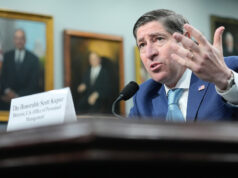 Equipe de Trump lança nova tática para espionar funcionários federais A secretária de imprensa da Casa Branca, Karoline Leavitt, segura um memorando do Escritório de Gestão de Pessoal enquanto fala durante uma coletiva de imprensa na Sala de Briefing de Imprensa James Brady na Casa Branca, terça-feira, 25 de fevereiro de 2025, em Washington. (Foto AP/Evan Vucci)