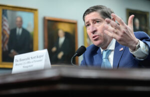 Equipe de Trump lança nova tática para espionar funcionários federais A secretária de imprensa da Casa Branca, Karoline Leavitt, segura um memorando do Escritório de Gestão de Pessoal enquanto fala durante uma coletiva de imprensa na Sala de Briefing de Imprensa James Brady na Casa Branca, terça-feira, 25 de fevereiro de 2025, em Washington. (Foto AP/Evan Vucci)