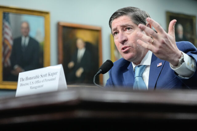 Equipe de Trump lança nova tática para espionar funcionários federais A secretária de imprensa da Casa Branca, Karoline Leavitt, segura um memorando do Escritório de Gestão de Pessoal enquanto fala durante uma coletiva de imprensa na Sala de Briefing de Imprensa James Brady na Casa Branca, terça-feira, 25 de fevereiro de 2025, em Washington. (Foto AP/Evan Vucci)