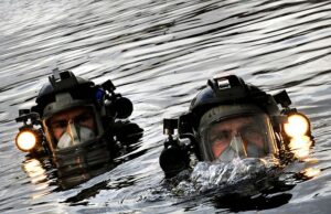 Equipe de elite de mergulhadores da Marinha Real em prontidão para se deslocar ao Estreito de Ormuz para ajudar a desarmar as minas iranianas que bloqueiam as rotas marítimas Uma equipe de elite de mergulhadores da Marinha Real está de prontidão para se deslocar ao Estreito de Ormuz para ajudar a desarmar as minas iranianas que bloqueiam as rotas marítimas (foto de arquivo)