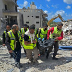 Equipes de resgate escavam escombros após ataques israelenses mortais no sul do Líbano