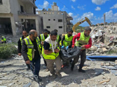 Equipes de resgate escavam escombros após ataques israelenses mortais no sul do Líbano Equipes de resgate escavam escombros após ataques israelenses mortais no sul do Líbano