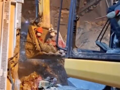 Equipes de resgate procuram sobreviventes após ataques atingirem casas no Irã Equipes de resgate procuram sobreviventes após ataques atingirem casas no Irã