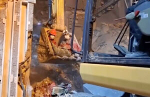 Equipes de resgate procuram sobreviventes após ataques atingirem casas no Irã Equipes de resgate procuram sobreviventes após ataques atingirem casas no Irã