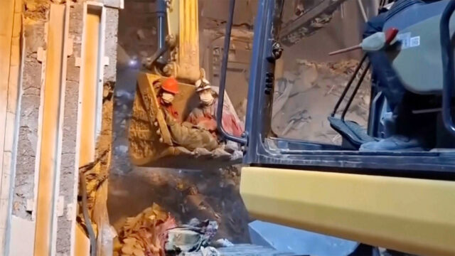 Equipes de resgate procuram sobreviventes após ataques atingirem casas no Equipes de resgate procuram sobreviventes após ataques atingirem casas no Irã