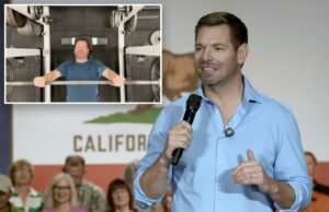 Eric Swalwell continua elegível para pensão e associação à academia do Congresso O deputado Eric Swalwell falando em uma reunião na prefeitura na Califórnia.