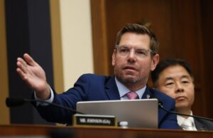 Eric Swalwell é atingido por investigação de babá do DHS em meio a alegações de agressão sexual Eric Swalwell é atingido por investigação de babá do DHS em meio a alegações de agressão sexual