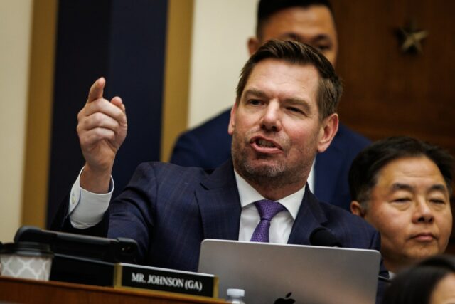 Eric Swalwell enfrenta investigação da casa Eric Swalwell enfrenta investigação da casa