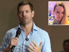 Eric Swalwell entrou aleatoriamente em meus DMs com uma mensagem bizarra tarde da noite, afirma o influenciador Dem Angela Belcamino, de longos cabelos loiros, vestindo camisa prateada de botões e brincos de cobra, sorri para a câmera com caça-níqueis visíveis ao fundo.
