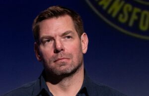 Eric Swalwell lança vídeo em meio a alegações de agressão sexual Eric Swalwell lança vídeo em meio a alegações de agressão sexual