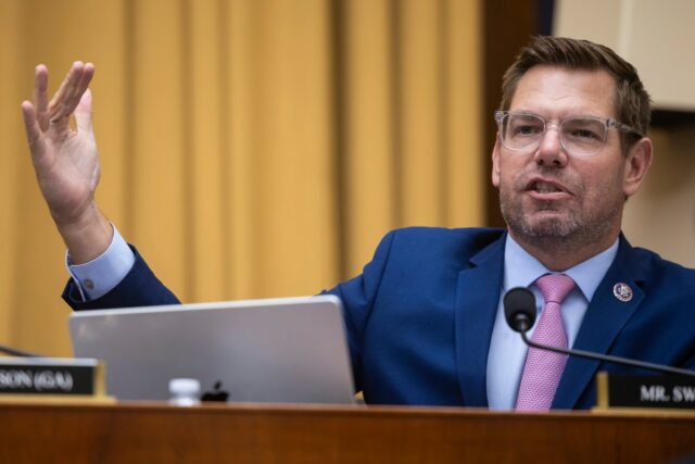 Eric Swalwell renunciará ao Congresso após alegações de agressão sexual Eric Swalwell renunciará ao Congresso após alegações de agressão sexual