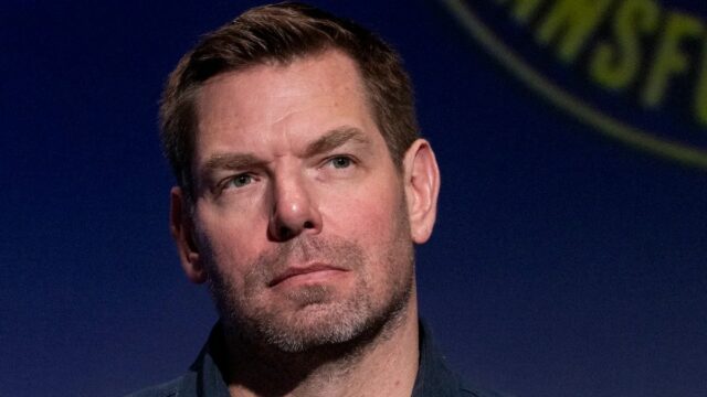 O deputado Eric Swalwell (D-CA) fala em uma entrevista coletiva no Capitólio dos EUA em 8 de setembro de 2025 em Washington, DC. NÓS