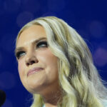 Erika Kirk vista em lágrimas após tiroteio em jantar de correspondentes na Casa Branca