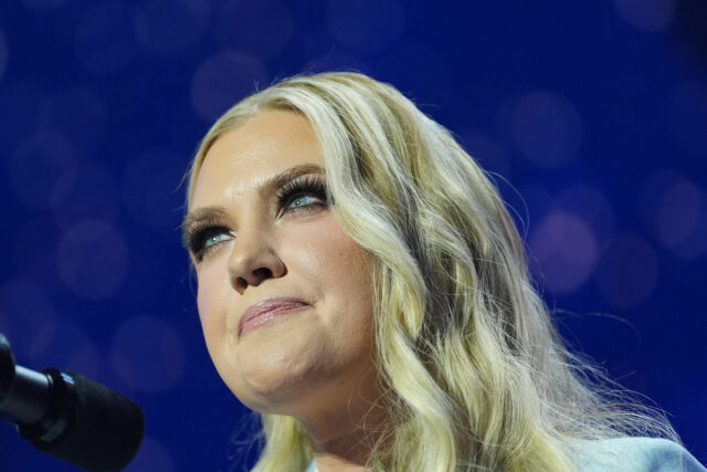 Erika Kirk vista em lágrimas após tiroteio em jantar de correspondentes na Casa Branca
