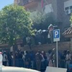 Dezenas de migrantes desesperados escalaram os muros da embaixada da Gâmbia em Madrid