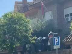 Escalando para entrar na Europa depois que a Espanha abriu suas portas: migrantes escalam o muro da embaixada para evitar filas enormes e pegar a papelada depois que o primeiro-ministro socialista ofereceu status legal a 500.000 pessoas para ficar Dezenas de migrantes desesperados escalaram os muros da embaixada da Gâmbia em Madrid