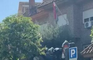 Escalando para entrar na Europa depois que a Espanha abriu suas portas: migrantes escalam o muro da embaixada para evitar filas enormes e pegar a papelada depois que o primeiro-ministro socialista ofereceu status legal a 500.000 pessoas para ficar Dezenas de migrantes desesperados escalaram os muros da embaixada da Gâmbia em Madrid