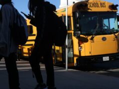 Escolas públicas de Los Angeles ultrapassam limites de tempo de tela para alunos pela primeira vez Escolas públicas de Los Angeles ultrapassam limites de tempo de tela para alunos pela primeira vez