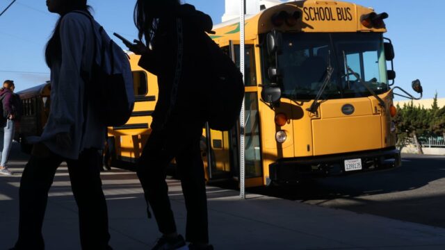 Escolas públicas de Los Angeles ultrapassam limites de tempo de tela para alunos pela primeira vez
