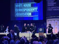 Escolas tomam medidas contra funcionários por postagens de tentativa de assassinato de Trump Escolas tomam medidas contra funcionários por postagens de tentativa de assassinato de Trump