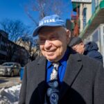 Sami Steigmann com boné e terno azuis, sorrindo