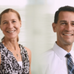 Retrato dos especialistas em jogos tribais Kathryn Rand e Steven Light discutindo os mercados de previsão e seu impacto na soberania tribal e na regulamentação do IGRA