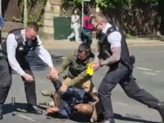Espectadores heróis que pararam o facador Golders Green: Testemunhas correram bravamente para ajudar duas vítimas e ajudaram a polícia a prender o suspeito enquanto ele atacava judeus no norte de Londres Os policiais chutam o suspeito na cabeça após aplicá-lo com um Taser. Eles foram ajudados por um transeunte (à direita)