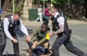 Espectadores heróis que pararam o facador Golders Green: Testemunhas correram bravamente para ajudar duas vítimas e ajudaram a polícia a prender o suspeito enquanto ele atacava judeus no norte de Londres Os policiais chutam o suspeito na cabeça após aplicá-lo com um Taser. Eles foram ajudados por um transeunte (à direita)