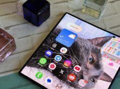 Esperei que a Samsung consertasse o Galaxy Z Fold, e pode ser isso Três smartphones dobráveis da Huawei, Apple e Samsung flutuando sobre um fundo azul.