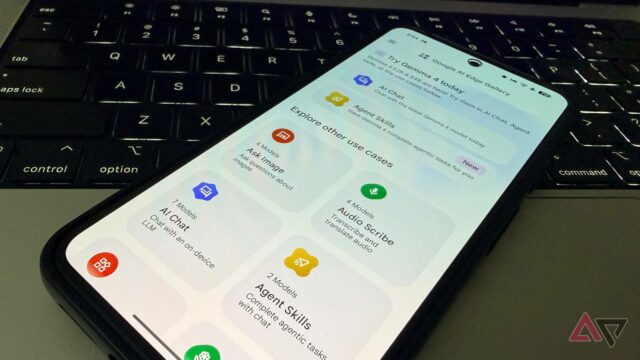 Tela exibindo uma interface de desktop do Android com um Google Pixel próximo a ele e alguns mascotes do Android em segundo plano