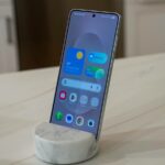 Galaxy Z Flip 7 cercado por flores rosa