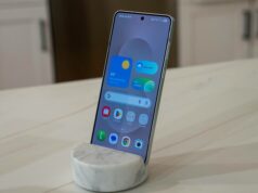 Esses dispositivos Samsung ficaram mais caros e não são os que você esperaria Galaxy Z Flip 7 cercado por flores rosa