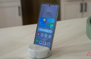 Esses dispositivos Samsung ficaram mais caros e não são os que você esperaria Galaxy Z Flip 7 cercado por flores rosa